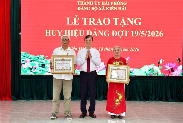 ĐẢNG ỦY XÃ KIẾN HẢI TỔ CHỨC LỄ TRAO TẶNG HUY HIỆU ĐẢNG ĐỢT 19/5/2026