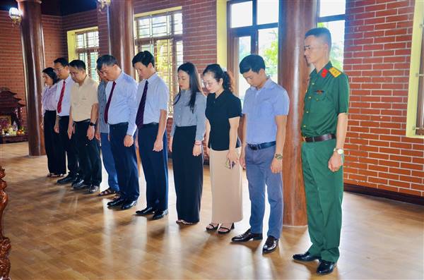 Đảng ủy – HĐND – UBND – Ủy ban MTTQ Việt Nam xã Kiến Hải đã tổ chức Lễ dâng hương tại Khu di tích lịch sử cách mạng Đầm Bầu