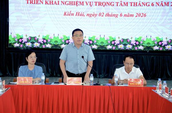 Ủy ban nhân dân xã Kiến Hải tổ chức Hội nghị giao ban thường kỳ nhằm đánh giá kết quả thực hiện nhiệm vụ tháng 5 và triển khai phương hướng, nhiệm vụ trọng tâm tháng 6 năm 2026.