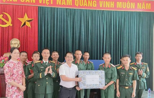 Lãnh đạo xã Kiến Hải dự Lễ tuyên thệ chiến sĩ mới năm 2026 tại Trung đoàn 8 và Trung đoàn 50