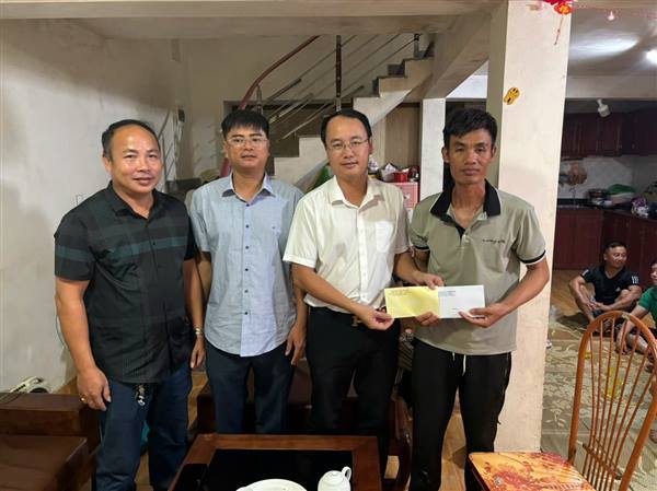 UBND xã Kiến Hải thăm hỏi, động viên gia đình chủ tàu cá gặp nạn trên biển