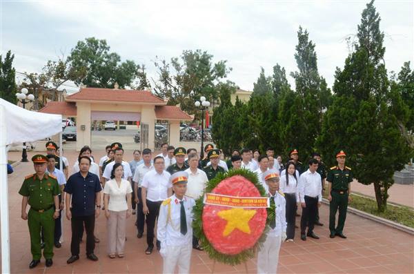 UBND xã Kiến Hải tổ chức Lễ dâng hương tưởng niệm các Anh hùng liệt sĩ phục vụ công tác lấy mẫu hài cốt giám định ADN
