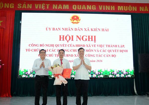 UBND XÃ KIẾN HẢI TỔ CHỨC HỘI NGHỊ CÔNG BỐ NGHỊ QUYẾT VÀ CÁC QUYẾT ĐỊNH VỀ CÔNG TÁC TỔ CHỨC, CÁN BỘ