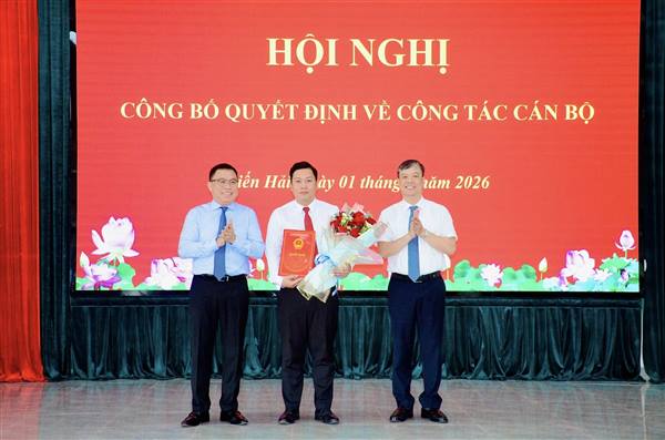 UBND xã Kiến Hải tổ chức Hội nghị công bố Quyết định của Chủ tịch UBND xã về công tác cán bộ.