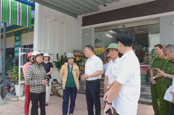 Lãnh đạo xã Kiến Hải kiểm tra tiến độ lấy ý kiến Nhân dân về phương án sắp xếp, tổ chức lại thôn