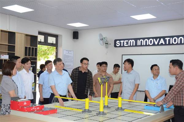 Thường trực Đảng ủy xã Kiến Hải kiểm tra tiến độ thực hiện các dự án đầu tư công trên địa bàn