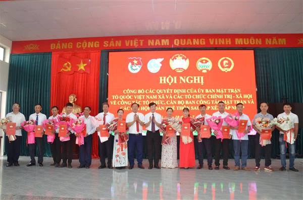 HỘI NGHỊ CÔNG BỐ CÁC QUYẾT ĐỊNH VỀ CÔNG TÁC TỔ CHỨC, CÁN BỘ BAN CÔNG TÁC MẶT TRẬN VÀ CÁC CHI HỘI ĐOÀN THỂ THÔN SAU SẮP XẾP, SÁP NHẬP