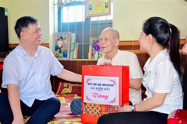 Lãnh đạo Đảng ủy, HĐND, UBND, Ủy ban MTTQ Việt Nam xã Kiến Hải thăm, tặng quà gia đình chính sách, người có công với cách mạng nhân kỷ niệm 79 năm Ngày Thương binh - Liệt sĩ
