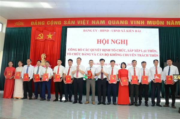 XÃ KIẾN HẢI CÔNG BỐ NGHỊ QUYẾT VỀ SẮP XẾP, SÁP NHẬP THÔN VÀ CÁC QUYẾT ĐỊNH VỀ CÔNG TÁC CÁN BỘ THÔN