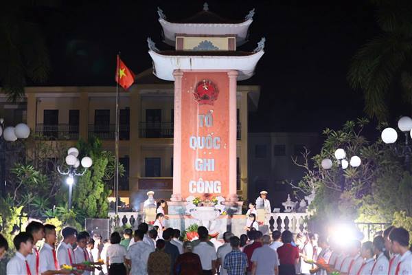 Xã Kiến Hải tổ chức Lễ dâng hương, thắp nến tri ân nhân kỷ niệm 79 năm Ngày Thương binh - Liệt sĩ