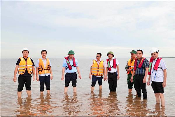 XÃ KIẾN HẢI KIỂM TRA TÌNH HÌNH AN NINH, TRẬT TỰ TẠI KHU BÃI BỒI VEN BIỂN