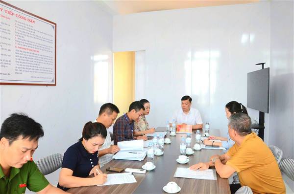 Đồng chí Bí thư Đảng ủy xã Kiến Hải tiếp công dân, lắng nghe và giải quyết kiến nghị