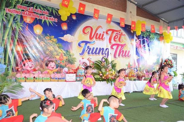 LÃNH ĐẠO XÃ KIẾN HẢI THĂM, TẶNG QUÀ, MANG TRUNG THU ẤM ÁP ĐẾN VỚI THIẾU NHI