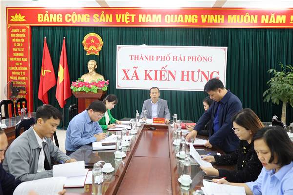 Chiều cùng ngày 18/11, Thường trực HĐND xã Kiến Hưng tiến hành giám sát chuyên đề về công tác chuyển đổi số – một trong những nhiệm vụ then chốt để xây dựng chính quyền  số, xã hội số toàn diện tại địa phương. Đồng chí Nguyễn Văn Phán, Phó Chủ tịch HĐND xã, chủ trì buổi giám sát.