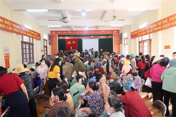 UBND xã Kiến Hưng phối hợp với Ban quản lý khu vực Kiến Thụy tổ chức chi trả tiền đền bù, giải phóng mặt bằng cho 336 hộ dân thôn Kim Sơn