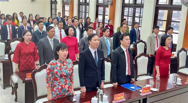 Đảng ủy – HĐND – UBND – UB MTTQ Việt Nam xã Kiến Hưng tổ chức Lễ chào cờ Tổ quốc, hát Quốc ca và sinh hoạt dưới cờ tháng 12 năm 2025. 