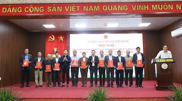 UBND xã Kiến Hưng tổ chức Hội nghị tổng kết, kết quả thực hiện nhiệm vụ phát triển kinh tế- xã hội, quốc phòng- an ninh năm 2025; triển khai nhiệm vụ năm 2026 và công bố kết quả bầu cử Trưởng thôn nhiệm kỳ 2025- 2028