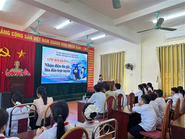 Trung tâm Học tập cộng đồng xã Kiến Hưng triển khai tuyên truyền, hướng dẫn học sinh nhận diện tin giả, kiểm chứng thông tin và phòng tránh các thủ đoạn lừa đảo trực tuyến