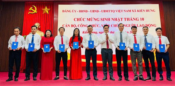 Lễ chào cờ, hát Quốc ca và sinh hoạt dưới cờ tháng 10.