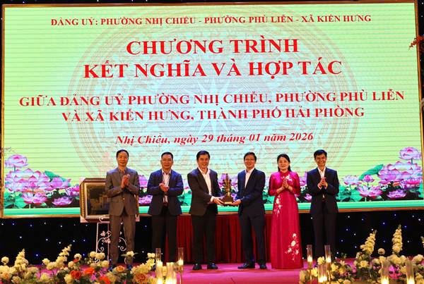 Đảng ủy xã Kiến Hưng phối hợp với Đảng ủy phường Nhị Chiểu và Đảng ủy phường Phù Liễn trang trọng tổ chức Chương trình kết nghĩa và hợp tác giữa các địa phương.
