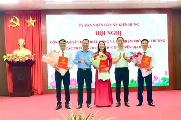 Ủy ban nhân dân xã tổ chức Hội nghị công bố các Quyết định điều động, bổ nhiệm Phó Hiệu trưởng các trường Trung học cơ sở trên địa bàn.