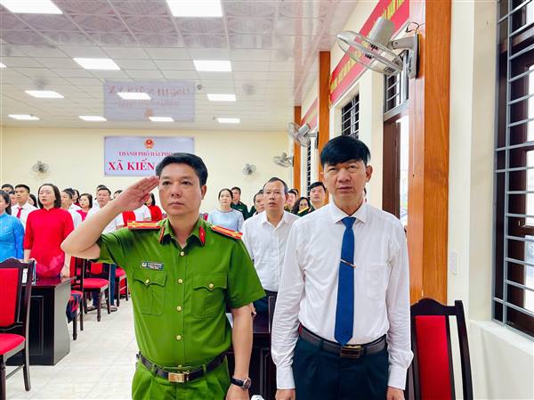 Thường trực Đảng ủy xã Kiến Hưng tổ chức Lễ chào cờ Tổ quốc, hát Quốc ca và sinh hoạt dưới cờ định kỳ tháng 5