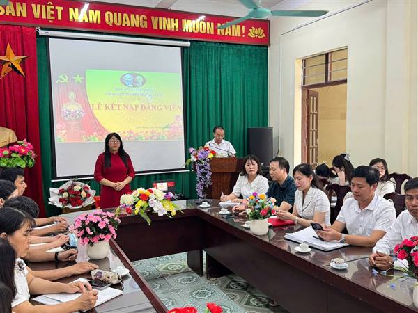 Các chi bộ tổ chức Lễ kết nạp đảng viên mới cho 6 quần chúng ưu tú