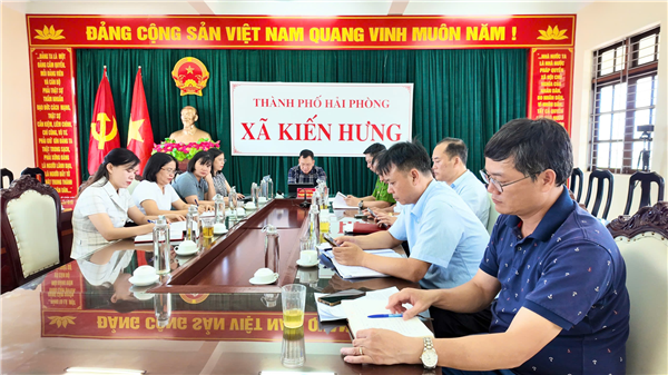 Ủy ban nhân dân xãtổ chức điểm cầu tham dự Phiên họp trực tuyến chuyên đề của Ban Chỉ đạo Chính phủ về phát triển khoa học, công nghệ, đổi mới sáng tạo, chuyển đổi số và Đề án 06.
