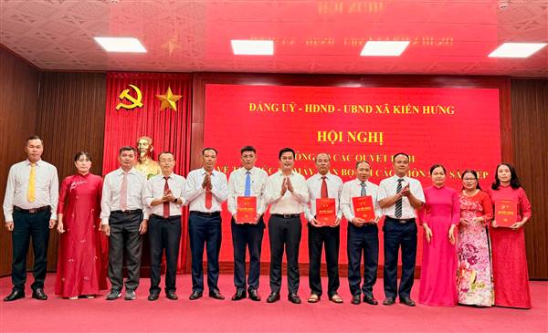 ĐẢNG ỦY XÃ KIẾN HƯNG CÔNG BỐ CÁC QUYẾT ĐỊNH THÀNH LẬP TỔ CHỨC ĐẢNG VÀ SẮP XẾP CÁC THÔN TRÊN ĐỊA BÀN