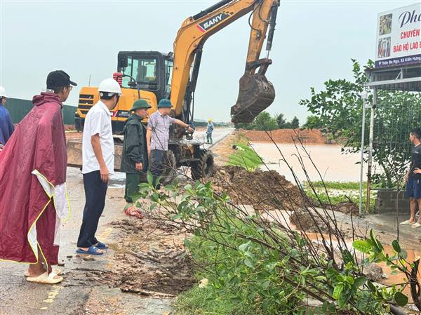 XÃ KIẾN HƯNG KHẨN TRƯƠNG KHẮC PHỤC NGẬP ÚNG SAU MƯA LỚN, KỊP THỜI HỖ TRỢ NHÂN DÂN