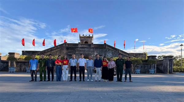ĐOÀN CÔNG TÁC XÃ KIẾN HƯNG DÂNG HƯƠNG TRI ÂN CÁC ANH HÙNG LIỆT SĨ TẠI CÁC ĐỊA CHỈ ĐỎ