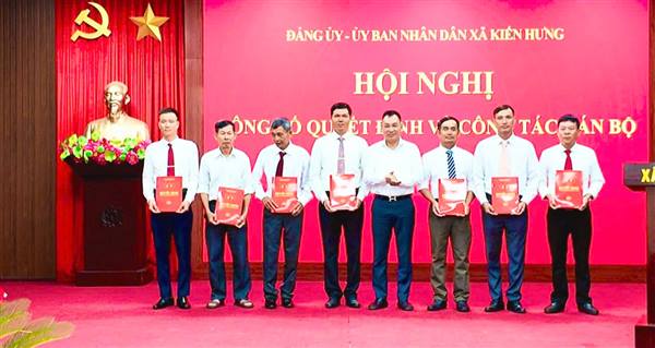 Chiều ngày 4/8, xã Kiến Hưng tổ chức Hội nghị công bố các quyết định về công tác cán bộ. Dự Hội nghị có các đồng chí lãnh đạo Thường trực, Ban Thường vụ Đảng ủy, các đồng chí Ủy viên Ban Chấp hành Đảng bộ xã, các đồng chí bí thư, chi ủy chi bộ, trưởng các thôn Nhân Trai, Đương Thắng, Tiền Anh, Đa Ngư, Ngọc Tỉnh, Kim Sơn và Kỳ Sơn.