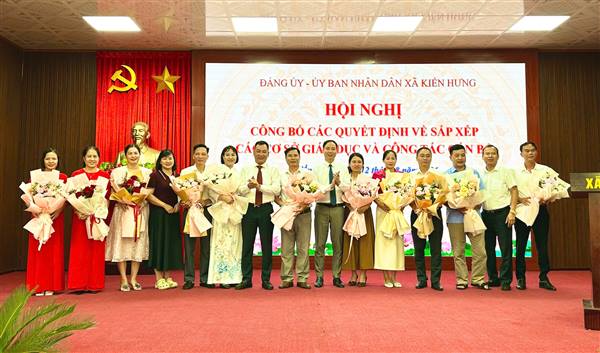 Ủy ban nhân dân xã Kiến Hưng tổ chức Hội nghị công bố các Quyết định về sắp xếp và công tác cán bộ quản lý tại các cơ sở giáo dục công lập trên địa bàn.