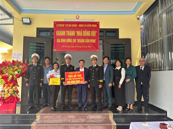LỄ TRAO TẶNG NHÀ ĐỒNG ĐỘI CỦA LỮ ĐOÀN 170 HẢI QUÂN TẠI XÃ KIẾN MINH