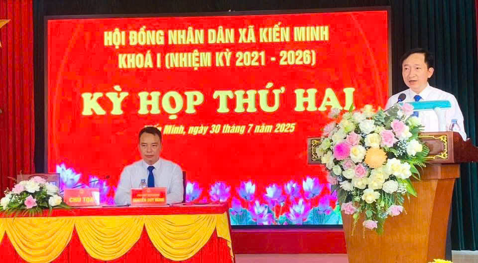 Đồng chí Vũ Bình Dương - Bí thư Đảng ủy, Chủ tịch HĐND xã phát biểu khai mạc Kỳ họp thứ 2 HĐND xã