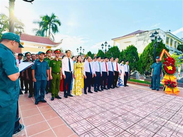 Sáng 12/8/2025, trước thềm Đại hội đại biểu Đảng bộ xã Kiến Minh lần thứ I, nhiệm kỳ 2025 - 2030, Đảng ủy - HĐND - UBND - UBMTTQVN xã Kiến Minh tổ chức Lễ dâng hoa, dâng hương và thắp hương tưởng niệm các Anh hùng liệt sĩ tại Nghĩa trang Liệt sĩ Minh Tân.