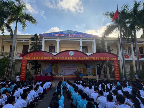 Công an xã Kiến Minh phối hợp với Đội CSGT số 3 – Phòng CSGT (PC08)  tổ chức buổi tuyên truyền, phổ biến kiến thức pháp luật về trật tự, an toàn giao thông đường bộ tại Trường THCS Kiến Minh (Phân hiệu 2).