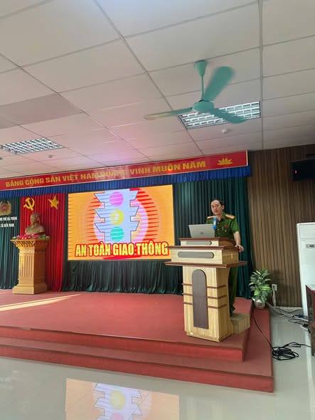 Công an xã Kiến Minh tổ chức chương trình tuyên truyền, phổ biến kiến thức pháp luật về trật tự, an toàn giao thông đường bộ và hướng dẫn kỹ năng lái xe mô tô, xe gắn máy an toàn cho 21 nhân viên giao hàng của Công ty TNHH SPX Express