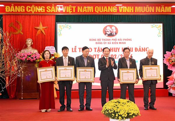 Chiều ngày 03/02/2026, Đảng uỷ- HĐND- UBND- UBMTTQ Việt Nam xã Kiến Minh long trọng tổ chức gặp mặt kỷ niệm 96 năm ngày thành lập Đảng cộng sản Việt Nam ( 03/02/1930- 03/02/2025), trao tặng huy hiệu Đảng đợt 03/02/2026.