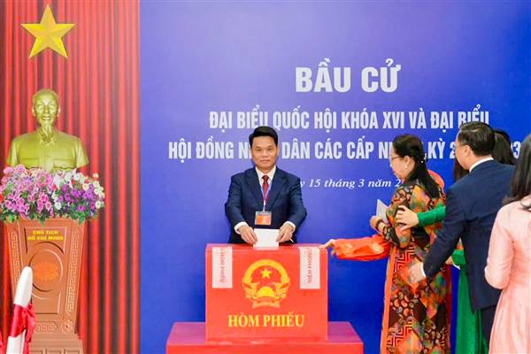  Sáng nay, 15/3, cùng với cử tri cả nước, gần 3,2 triệu cử tri trên địa bàn thành phố Hải Phòng vui mừng phấn khởi đến 2.575 khu vực bỏ phiếu để thực hiện quyền và nghĩa vụ công dân, bầu đại biểu Quốc hội khóa XVI và đại biểu HĐND các cấp nhiệm kỳ 2026 – 2031. Không khí của “Ngày hội non sông” tràn ngập trên khắp các tuyến đường, góc phố của thành phố Cảng. Gần 3,2 triệu cử tri Hải Phòng tham gia “Ngày hội non sông” thực hiện bầu cử đại biểu Quốc hội khóa XVI và HĐND các cấp nhiệm kỳ 2026–2031
