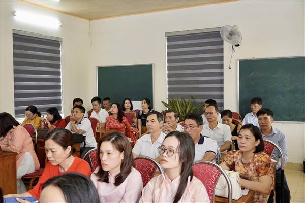 TĂNG CƯỜNG TUYÊN TRUYỀN SINH HOẠT CHUYÊN ĐỀ
“ĐẢNG VIÊN TIÊN PHONG HỌC TẬP KỸ NĂNG SỐ”