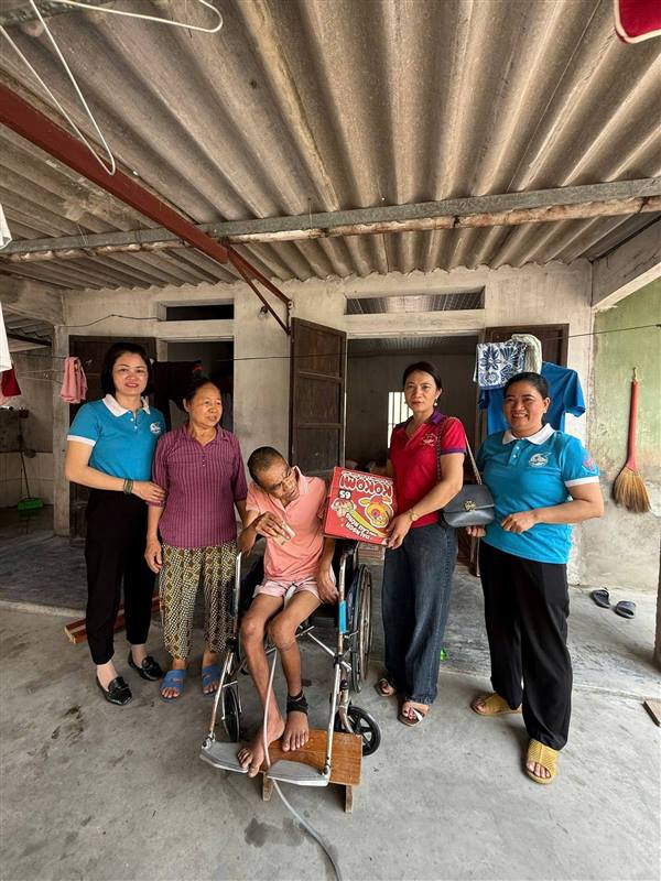 Hội Liên hiệp Phụ nữ xã Kiến Minh đã phối hợp với Câu lạc bộ thiện nguyện Thanh Tâm, các mạnh thường quân tổ chức chương trình trao quà cho phụ nữ và trẻ em mồ côi có hoàn cảnh đặc biệt khó khăn.