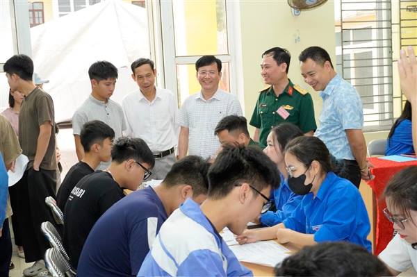  XÃ KIẾN MINH TỔ CHỨC ĐĂNG KÝ NGHĨA VỤ QUÂN SỰ 