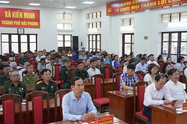 Đảng uỷ - UBND – UBMTTQ Việt Nam xã Kiến Minh tổ chức ra quân hưởng ứng phong trào toàn dân chung tay bảo vệ môi trường, vì một Hải phòng xanh - sạch - đẹp.