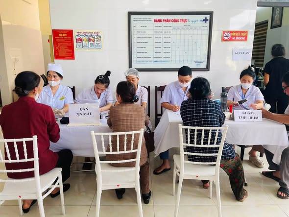 Trạm Y tế xã Kiến Minh đã phối hợp với Trung tâm Y tế Kiến Thụy tổ chức 2 đợt khám sức khỏe định kỳ, sàng lọc một số bệnh thường gặp cho người cao tuổi trên địa bàn.
