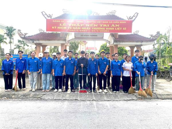 Đoàn Thanh niên xã Kiến Minh phối hợp với Hội Nông dân, Hội Phụ nữ, Trạm Ra đa 46 đồng loạt ra quân vệ sinh môi trường, chỉnh trang khuôn viên tại 03 Nghĩa trang Liệt sĩ: Đại Đồng, Đông Phương và Minh Tân.