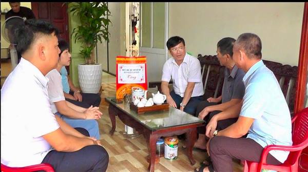 Đảng ủy, HĐND, UBND, Ủy ban MTTQ Việt Nam xã Kiến Minh đã tổ chức các đoàn công tác đến thăm, tặng quà các gia đình người có công với cách mạng và thân nhân liệt sĩ tiêu biểu trên địa bàn xã,