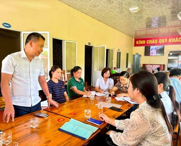 Đoàn giám sát Đoàn giám sát Ban Văn hóa - Xã hội Hội đồng nhân dân xã Kiến Minh, tổ chức kiểm tra giám sát với các hộ kinh doanh giết mổ gia cầm, hộ kinh doanh thực phẩm trên địa bàn xã.