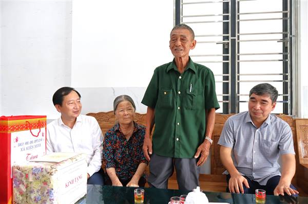 Đồng Bùi Văn Thăng, Ủy viên Ban Thường vụ Thành ủy, Giám đốc Sở Nông nghiệp và Môi trường, cùng đại diện lãnh đạo các cơ quan, đơn vị liên quan thăm tặng quà gia đình chính sách trên địa bàn xã Kiến Minh.