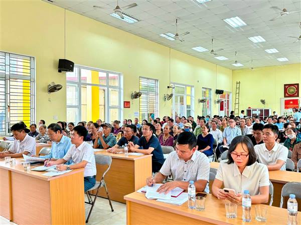 UBND xã Kiến Minh tổ chức Hội nghị với các tổ chức, hộ gia đình, cá nhân có đất trong khu vực dự kiến thu hồi để phục vụ giải phóng mặt bằng Dự án Đầu tư xây dựng tuyến đường sắt Lào Cai - Hà Nội - Hải Phòng đoạn qua địa bàn hai thôn Đoàn Kết, Thống Nhất (cũ) nay là thôn Sâm Linh, xã Kiến Minh.